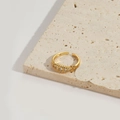 Bague ouverte dorée minimaliste sertie de cristaux sur un socle en pierre brute - Style Cinq Zirconia Blancs