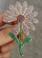 Élégante broche fleur dorée avec strass violets et pétales en cristal vert - Fleur en Strass Violet-Vert