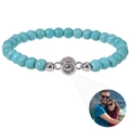 Vue détaillée des perles turquoise 6mm avec charme de projection photo personnalisé - Bracelet de Turquoise
