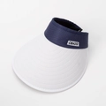 Détail des broderies sur tissu bleu marine et large visière solaire blanche - Réglable / Bord Blanc Sommet Marine