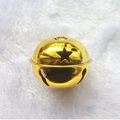 Cloche de Noël dorée en métal 5cm avec découpes étoiles sur fourrure blanche - Étoile Or Brillant