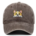 Gros plan de la broderie de Corgi sur une casquette de baseball en coton marron - Réglable / Café