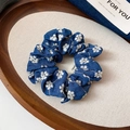 Chouchou en denim bleu foncé brodé de marguerites blanches sur un plateau en bois - Bleu Foncé Floral