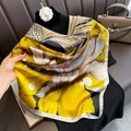 Carré de soie classique avec motif floral jaune et noir drapé sur un sac à main chic - Jaune / 110*110CM