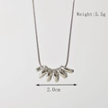 Silberne gestreifte Halskette mit gedrehtem Anhänger im minimalistischen Stil, 2,0 cm breit - Wickelstil (X030) / Silber