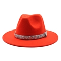 Detailansicht eines roten Fedora-Hutes mit einem funkelnden silbernen Strass-Zierband - Orangerot