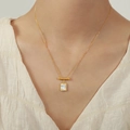 Collana in titanio placcato oro 18K con ciondolo in madreperla bianca indossata da modella - P1799-Collana con Pendente in Conchiglia Oro-42+5cm