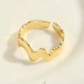 Minimalistischer wellenförmiger offener Ring in Goldoptik für Damen auf neutralem Grund - Gebogener Stil(JZ0507)