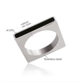 Quadratischer Edelstahlring mit 18K Vergoldung und schwarzem Acryl-Inlay-Detail - US 6 / Stahlfarbe