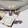 Elegante Goldene Tropfenohrringe mit natürlichen Süßwasserperlen und lila Amethyst - Asymmetrische Amethyst Ohrstecker