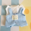 Weißes Kurzarmtop mit blauem Strick-Latzhose für 17cm Plüschpuppe Kleidung-Set - Passend für 17cm Puppe / Weißes T-Shirt + Latzhosenset / Weiß/Blau
