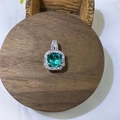 Dettaglio di un ciondolo in argento con una grande gemma verde e zirconi con incastonatura - Verde Ghiaccio (Ciondolo Singolo)