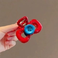 Dettaglio di molletta per capelli a fiocco rosso con bottone blu su sfondo beige - No. 3 Bottone Rosso - Fermaglio per Capelli a Fiocco