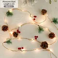 Guirnalda de Navidad de 2,2m con piñas, bayas rojas y agujas de pino con luces LED - Estilo de Piña de Hoja Verde