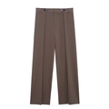 Détail du pantalon large marron avec doubles plis sur le devant et taille à quatre boutons - Pantalons