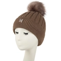 Détail du bonnet en maille marron avec grand pompon en fourrure et lettre M en cristaux - L(58-60cm) / Kaki