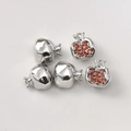 Vista macro di ciondoli a forma di melograno in argento placcato oro 14K con zircone rosso - Argento