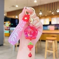 Portachiavi fragola con sabbie mobili, cinturino in silicone rosa e anello oro - Palla a Scuotimento con Fiori Secchi - Rosso