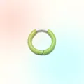 Mini créole vert clair minimaliste avec une finition en émail lisse et brillante - Créoles Vert Clair