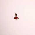 Pendente dorato con pietra portafortuna rossa taglio marquise su sfondo bianco pulito - Solo Ciondolo di Gennaio-Zirconia Rossa