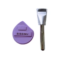 Detalle de la esponja de maquillaje morada y brocha para base con mango plateado elegante - Esponja Púrpura + Brocha de Base / Embalaje en Caja Transparente / Morado