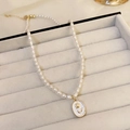 Collier de perles vintage avec pendentif ovale rose dorée dans un écrin de bijoux beige - 40# Collier - Blanc Ovale