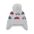 Dettaglio del cappello in maglia per bambini con pompon grigio e motivi di auto colorate - M (52-54cm) / Grigio