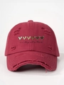Detail van de versleten rand en hartprint op een vintage gewassen roze baseballpet - Rood / Verstelbaar