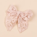 Dettaglio del fiocco in pizzo rosa con motivo traforato per capelli di bimba - Rosa Antico
