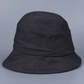 Primer plano de sombrero de pescador de algodón negro con texturas plisadas y costuras finas - M(56-58cm) / Negro