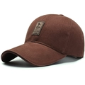 Dettaglio del berretto da baseball in cotone marrone con toppa in pelle e visiera curva - 55-60cm (Regolabile) / caffè