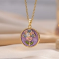 Gouden ketting in Monet-stijl met bloemenhanger van email en parel op zijden achtergrond - Paars (A10)