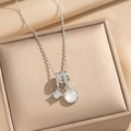 Collier argenté élégant avec pierre de lune et pendentif zircone sur boîte à bijoux - Argenté