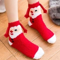 Dettaglio calzini natalizi in pile corallo con design 3D del viso di Babbo Natale - Pattern 20 (Red White Santa Stripes)