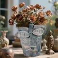 Abstrakte Gesichtsvase in Blau-Bronze mit Netzstruktur und metallischen Blumen - Abstrakter Blumentopf (Bronze)
