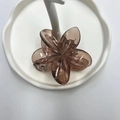 Pinza per capelli a forma di fiore marrone trasparente su vassoio a onde bianco - 8cm / Caffè Trasparente