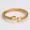 Detailansicht eines vergoldeten gedrehten Kabel-Armreifs mit geometrischen Endkappen - Gold