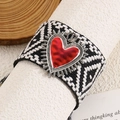 Detail eines gewebten Bohemian-Armbands mit rotem Herz-Emaille und Silberkrone-Anhänger - Schwarz-Weiß Geometrisch Geflochtenes Armband (DZ-702) / Antique Silver Black White