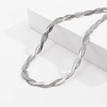 Detalle de gargantilla plateada con doble cadena trenzada de espiga y brillo metálico - Collar de Plata