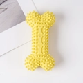 Nahaufnahme eines haltbaren gelben Kauknochens mit Noppen zur Zahnreinigung bei Hunden - Stacheliger Knochen Molar-Spielzeug / 12cm / Gelb