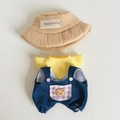 Plüschpuppen-Outfit mit beigem Hut, gelbem Shirt und Denim-Latzhose mit Bären-Patch - Brauner Fischerhut + Gelbes T-Shirt + Lila Karierte Denim-Latzhose 3-teiliges Set / Passend für 17cm Puppe