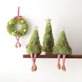 Set mit 4 waldgrünen Plüsch-Weihnachtsbaum-Anhängern und Kranz mit niedlichen Beinen - 4er-Set (Stile A-D)
