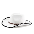 Détail d'un chapeau cowboy en feutre blanc avec bordure noire et bande en similicuir - M(56-58cm) / Blanc Bord Noir