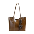 Grand sac cabas en cuir marron avec surpiqûres blanches et pendentifs de dessin animé - Marron Avec Pendentif