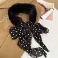 Detail van zwarte imitatiebont nekwarmer met een witte polkadot chiffon strik accessoire - Zwarte Bontkraag Polka Dot Sjaal
