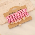Böhmisches mehrlagiges Perlenarmband-Set mit rosa und weißen Perlen auf Schmuckkarte - Rosenrot