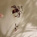 Detail der roten Lycoris-Haarnadel mit goldener Quaste und Vintage-Harzblütenblättern - Rot
