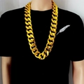 Detail van dikke goudkleurige Cubaanse schakelketting voor hiphop-kostuums op een model - Goud (80cm)
