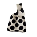 Bolso de punto crema minimalista con estampado de lunares negros y asa única moderna - Blanco con lunares negros