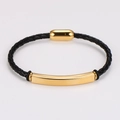 Vista detallada de pulsera de cuero trenzado negro con cierre magnético de oro pulido - Dorado
